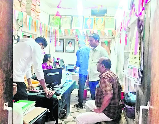 కొనసాగుతున్న ఏసీబీ సోదాలు 
