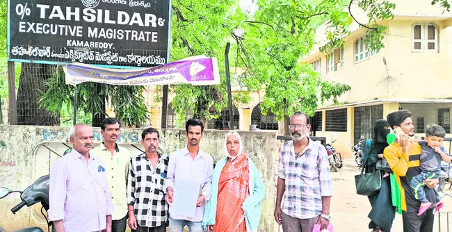కామారెడ్డి తహసీల్‌లో కనిపించని అధికారులు