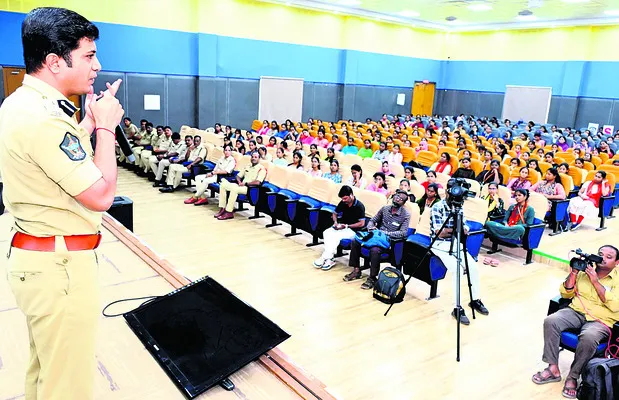మహిళలు, బాలికలే లక్ష్యంగా నేరాలు