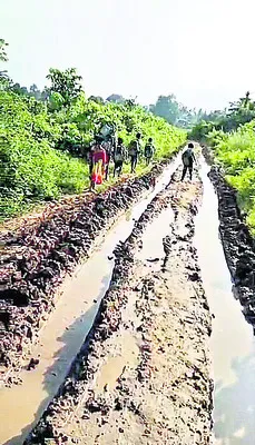 ఇదే మా రోడ్డు.. రాకపోకలు ఎలా! 
