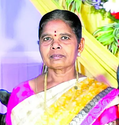 బైక్‌ అదుపు తప్పి మహిళ మృతి 