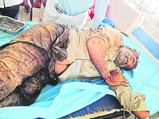 స్కూటర్ను ఢీకొట్టిన క్యాష్ ట్రక్