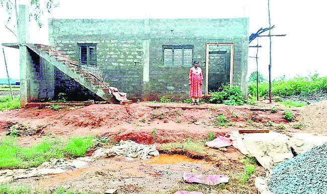 జిల్లాలో వివిధ బ్యాంకుల నుంచి లింకేజీ రుణాలు పొందిన ఇంద