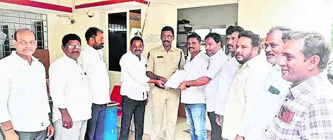 చెట్లు మాయం చేసిన వారిపై కేసు పెట్టాలి