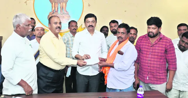 రైతులకు నష్టపరిహారం చెక్కుల అందజేత