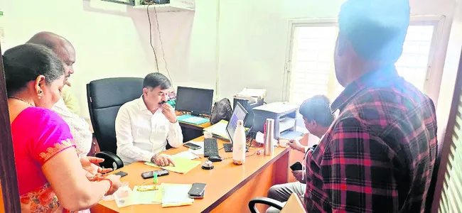 ఖాతాదారులతో మర్యాదగా ప్రవర్తించాలి
