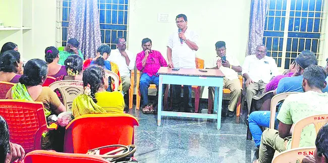 వర్క్‌ అవుట్‌ సోర్సింగ్‌ చర్యలు ఆపాలి