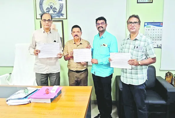 ఎయిడెడ్‌ పోస్టుకు నిర్వహించే పరీక్షకు హాల్‌టికెట్లు 