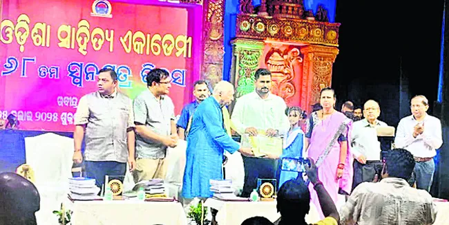 కవితల పోటీల్లో అ‘ద్వితీయ’ ప్రతిభ 