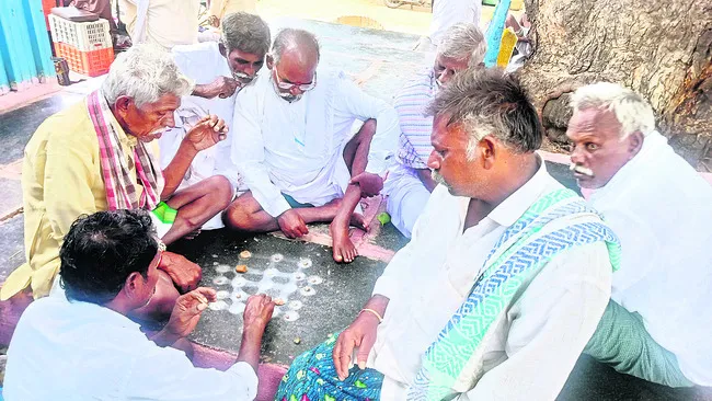 పనుల్లేక.. చెట్టు కింద ఆట!