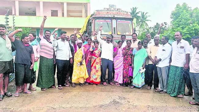యూరియా కోసం రైతుల ఆందోళన