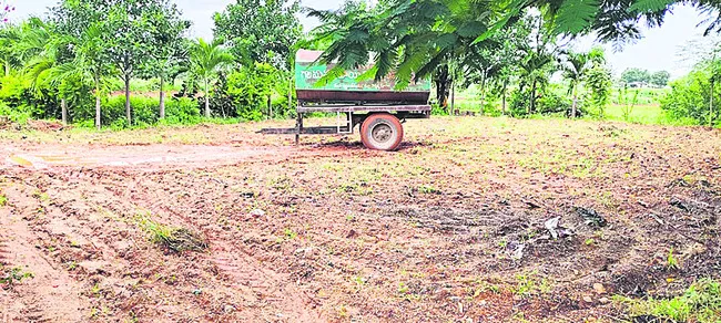 శ్మశానవాటికను దున్నిన రైతు