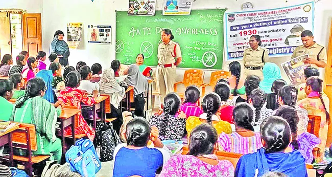 ‘ముసురు’కుంది