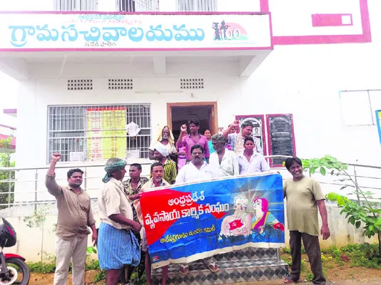 ఉపాధి బకాయిలు చెల్లించాలి 