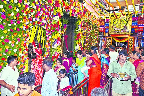ఇంద్రకీలాద్రికి శ్రావణ శోభ 