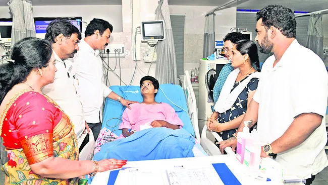 ఏయూ పరువు తీస్తున్నారు 
