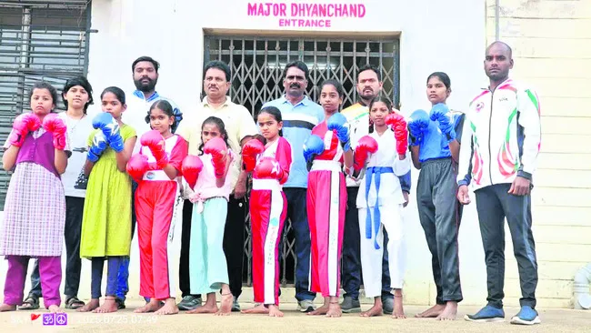రాష్ట్రస్థాయి కిక్బాక్సింగ్కు జిల్లా క్రీడాకారులు