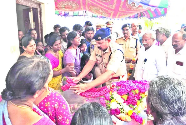 బాధిత కుటుంబానికి అండగా ఉంటాం : ఎస్పీ