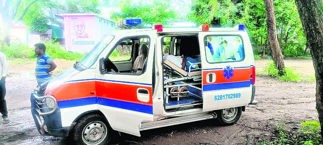 రిజిస్ట్రేషన్‌ కోసం అంబులెన్స్‌లో...!
