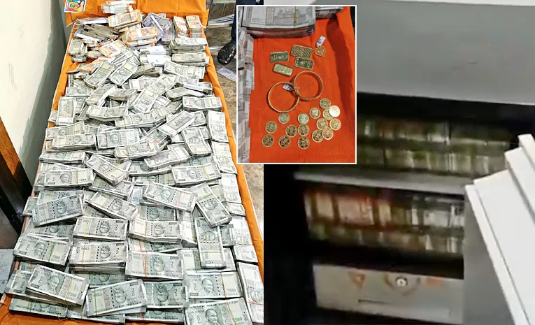 Huge Amount of Gold and Cash Found In Odisha Forest Officer House1