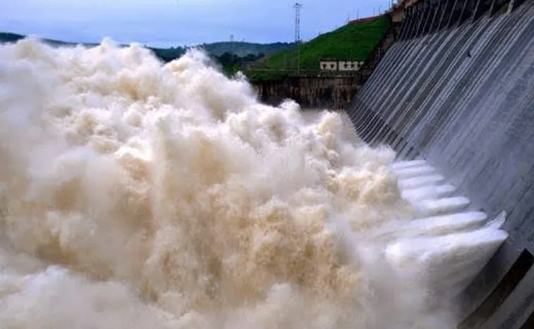 హిరాకుద్‌ జలాశయానికి వరదపోటు  