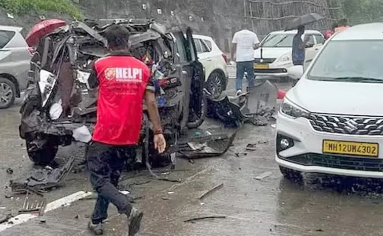 Massive pile up on Mumbai Pune Expressway