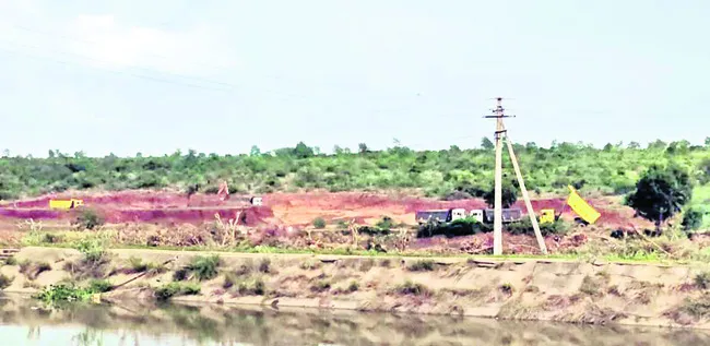 ఆగని మట్టి దందా..!