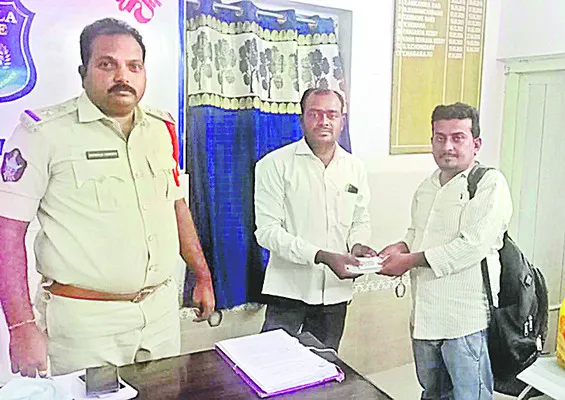 విలువైన కార్డులు అప్పగింత