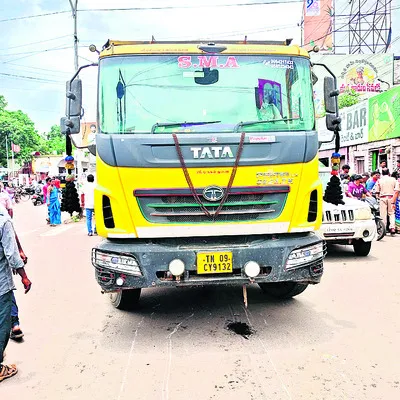 మహిళను ఢీకొట్టి ఈడ్చుకెళ్లిన క్వారీ లారీ