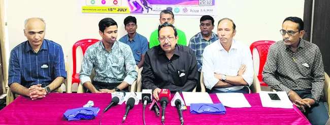 భార్య, బామ్మర్ది ఎదుటే వ్యక్తి బలవన్మరణం