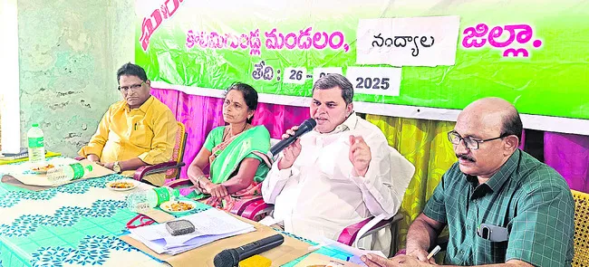 కూలీల శ్రమను దోచుకోవడం దారుణం
