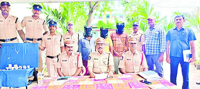 చోరీ కేసులో ముగ్గురు నిందితులు అరెస్ట్