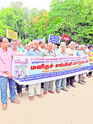 పెన్షనర్ల సమస్యలను పరిష్కరించాలి