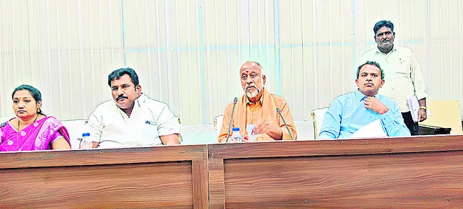 స్థానిక సమస్యలపై నిర్లక్ష్యం వీడండి