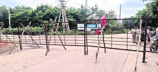 దుర్గానగర్ వద్ద రోడ్డు మూసివేత