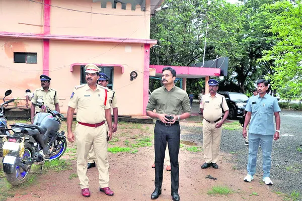 సమస్యాత్మక వ్యక్తులపై నిఘా పెట్టాలి