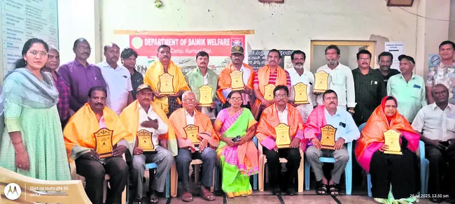 మాజీ సైనికులకు సన్మానం