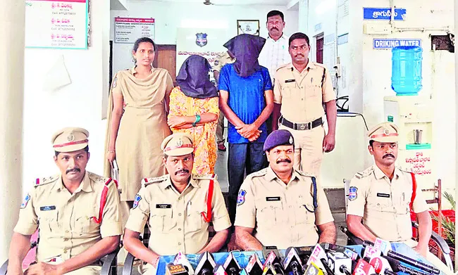 భూమి రిజిస్ట్రేషన్‌ చేయించుకున్నారని..