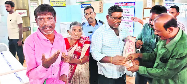 జేబుదొంగను పట్టించిన వృద్ధురాలు