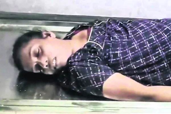 కుటుంబ సమస్యలతో వివాహిత ఆత్మహత్య