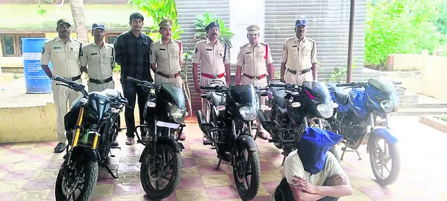 చోరీ చేసిన బైక్లపై తిరుగుతూ..