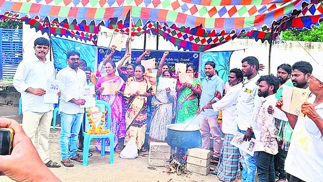 దళిత రైతుల నిరాహార దీక్ష 