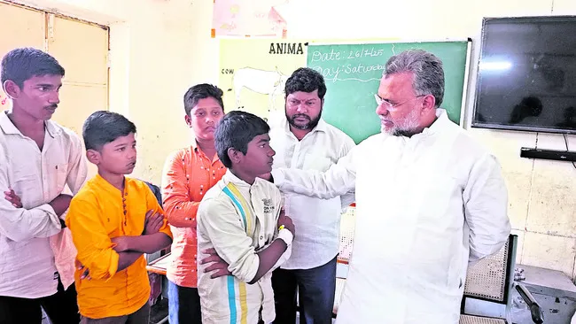 గిరిజన విద్యార్థుల జీవితాలతో చెలగాటమా?