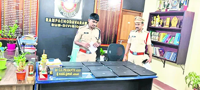 చోరీకి గురైన ల్యాప్‌టాప్‌లు స్వాధీనం 