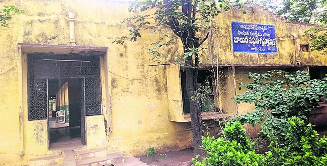 ● వసతి గృహం కాదు..శిథిల గృహం
