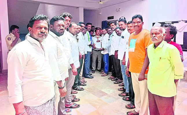అధికారుల కనుసన్నల్లోనే ‘ఉపాధి’ అక్రమాలు