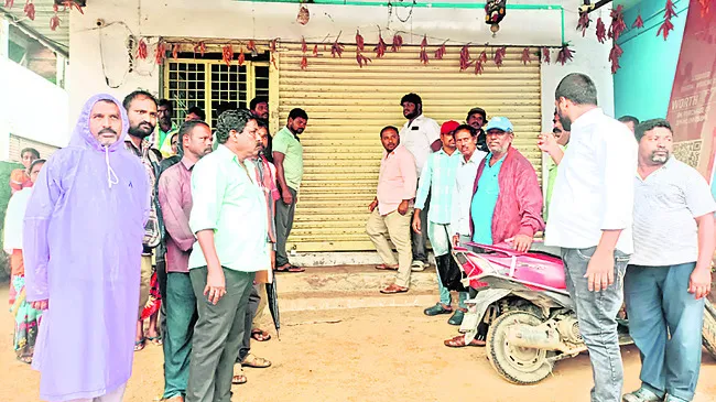 ట్రేడ్‌ లైసెన్స్‌లు లేని వైన్స్‌కు తాళాలు