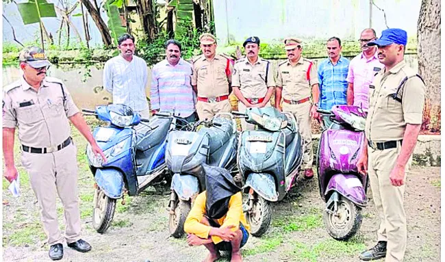 దోపిడీ కేసులో నలుగురు నిందితుల అరెస్ట్