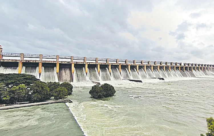 Heavy rains caused floodwaters to overflow into the Tungabhadra reservoir