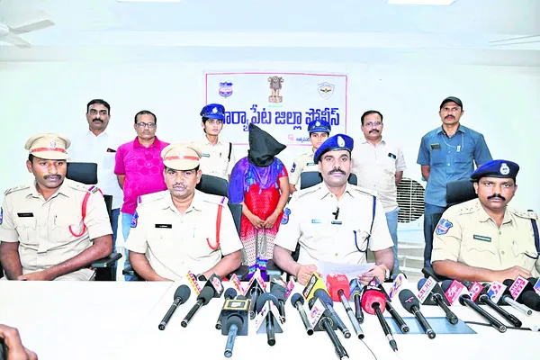 ఖమ్మంలో చోరీ చేస్తే దొరికిపోతామని..